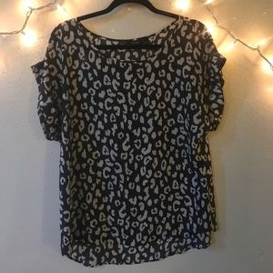 Flowy short sleeve gray and white cheetah top