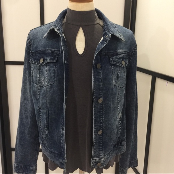 Last one! Keyhole Halter Top - Picture 2 of 3