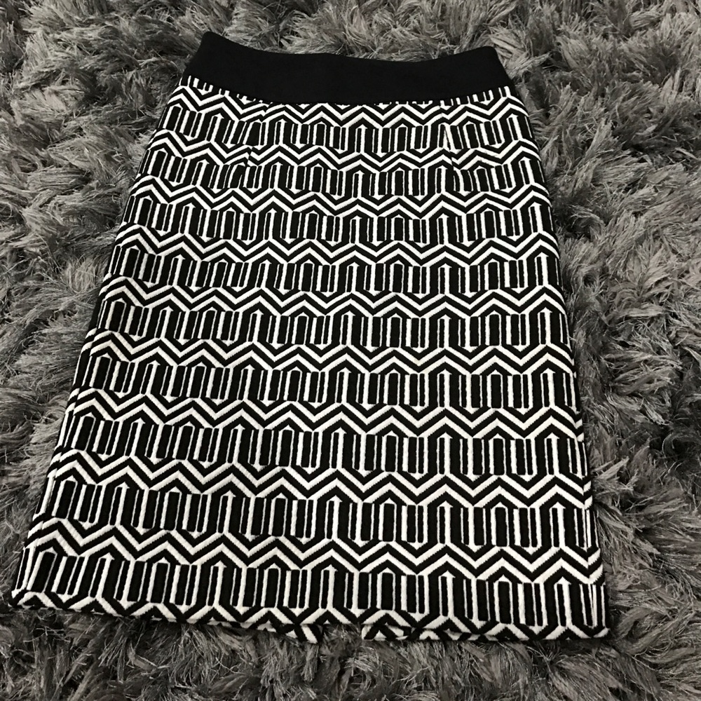 🖤Banana Republic B&W Geometric Print Knit Skirt