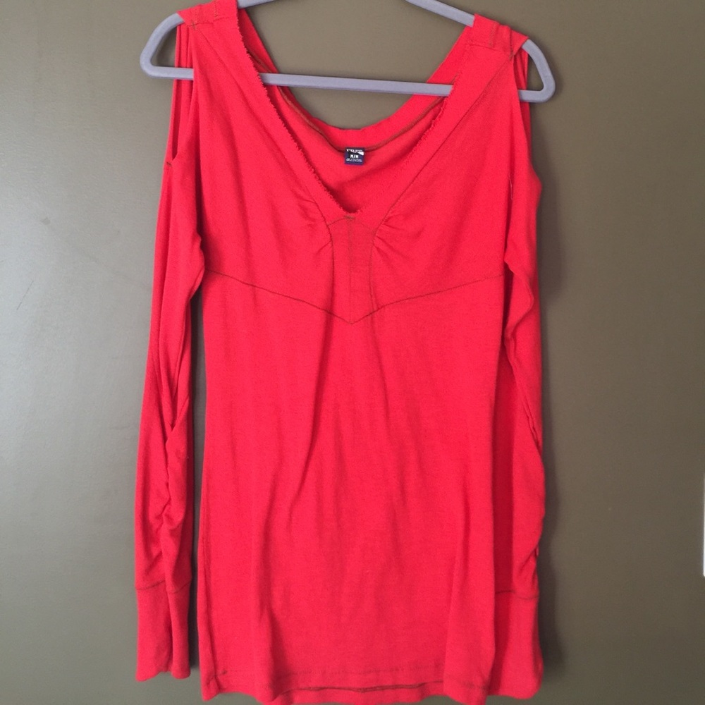 Free People cold shoulder shirt 💕