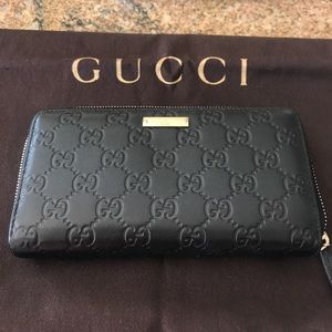 Gucci signature zip around wallet