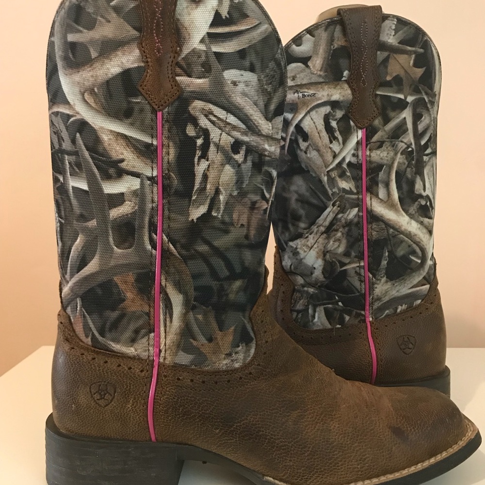 (SOLD) Brand New Ariat Ladies Camouflage Boots