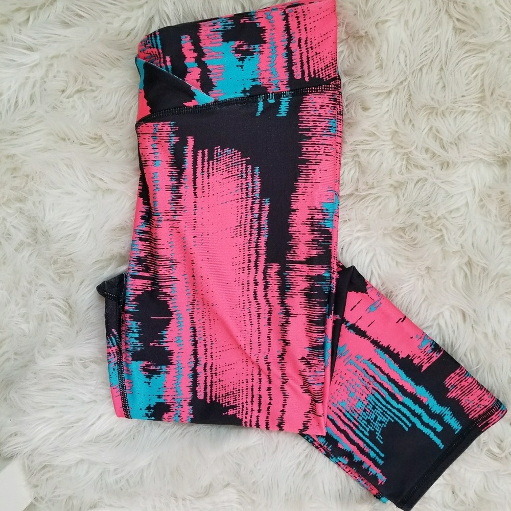 Fabletics M cropped electric leggings