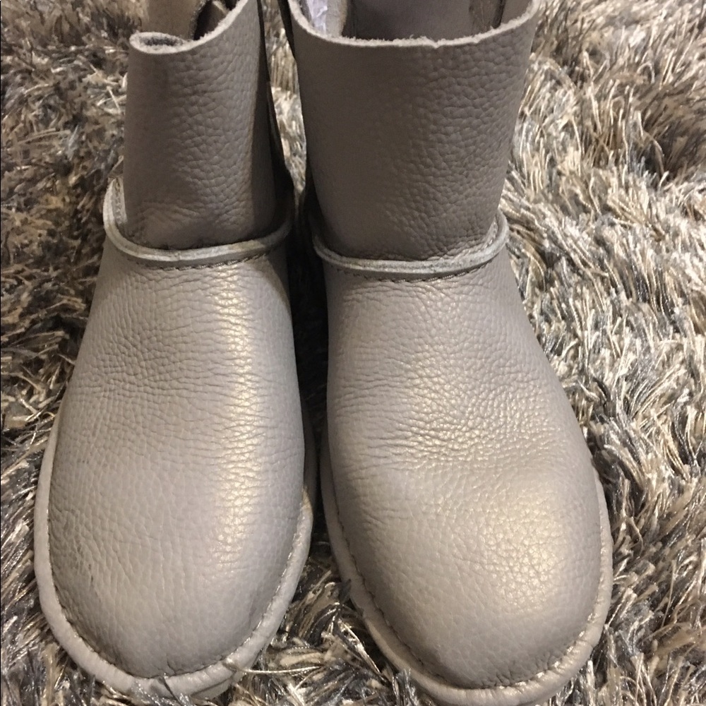 Silver leather Uggs. No lining size 7. Brand new