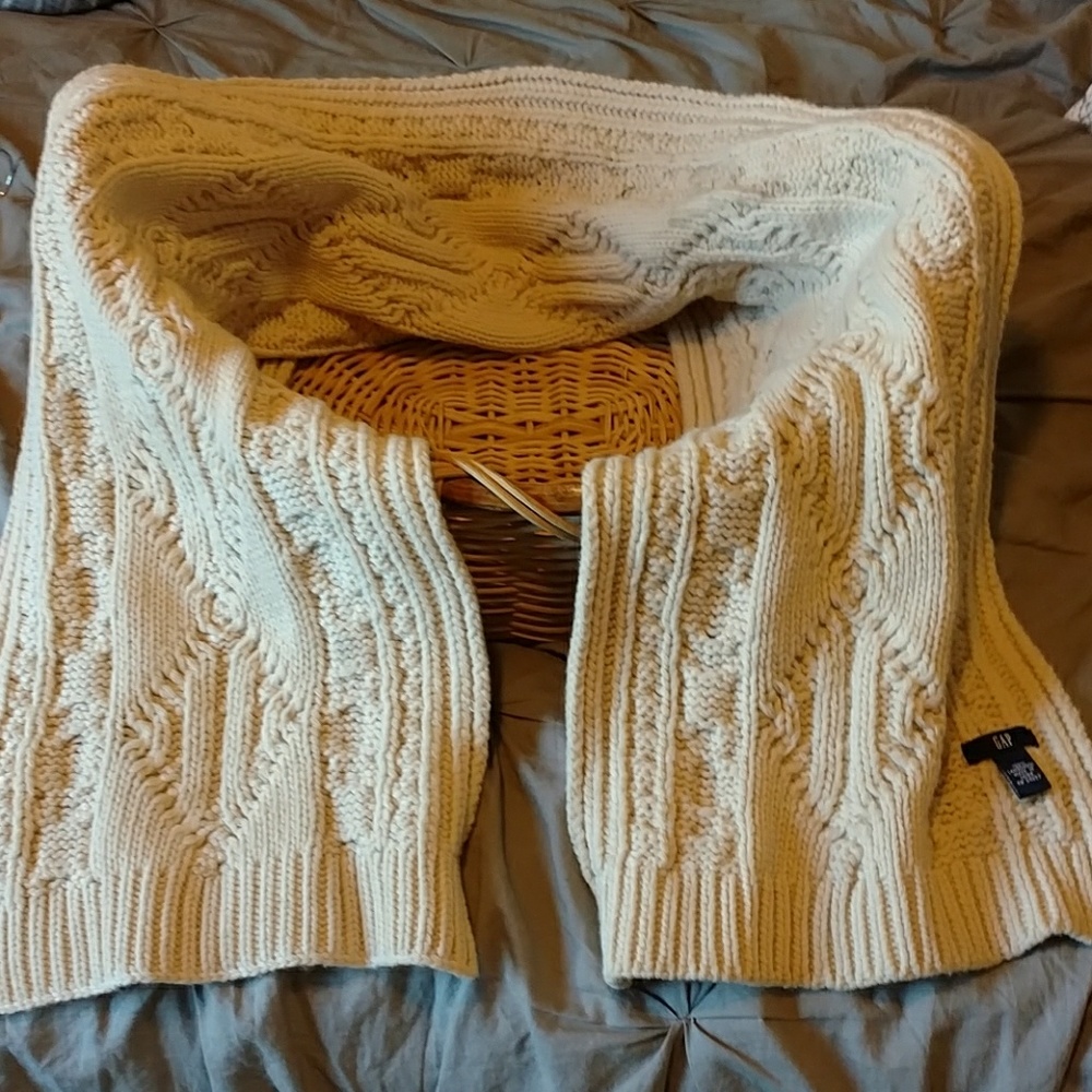 Gap beige wool scarf