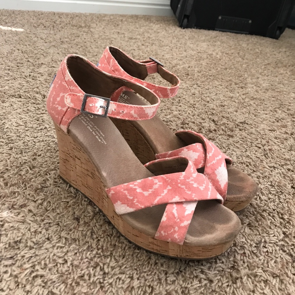TOMS peach patterned wedges