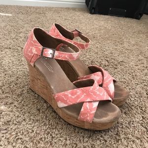TOMS peach patterned wedges