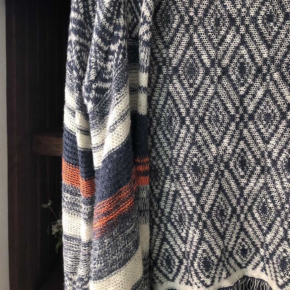 Hollister Sweater - Picture 2 of 4