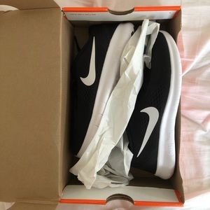 BRAND NEW Nike Free - Women’s Size 6