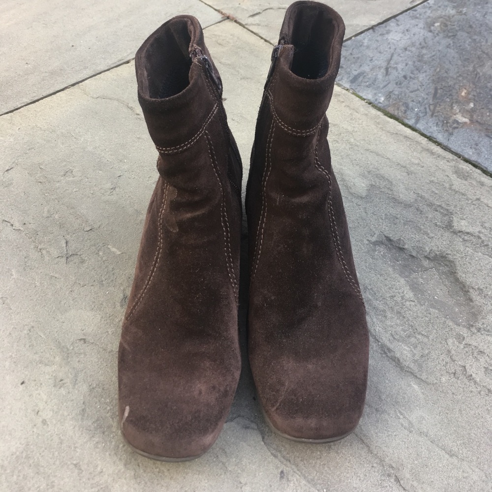 La Canadienne dark brown ankle suede boots size 10
