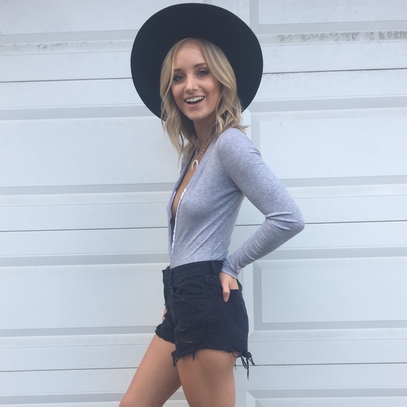 Last 1️⃣ Deep V Ribbed Bodysuit - Picture 3 of 6