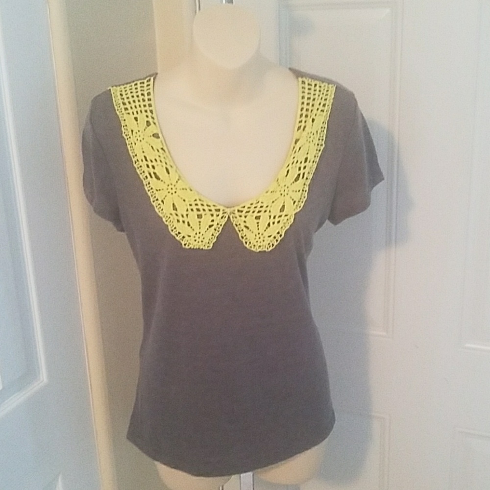 Gray neon yellow crochet peter pan collar shirt xl