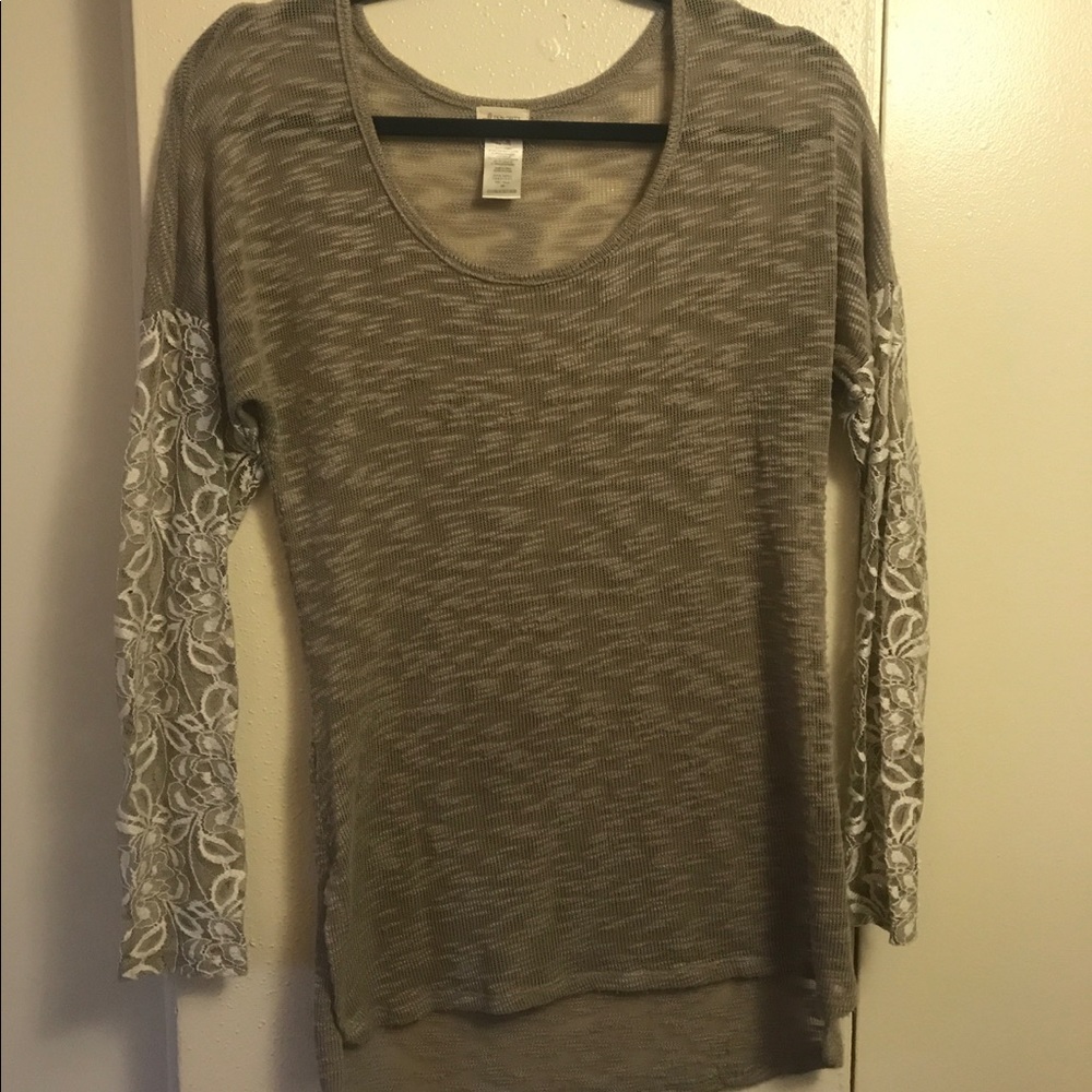 Beige colored thin sweater with cream lace sleeves