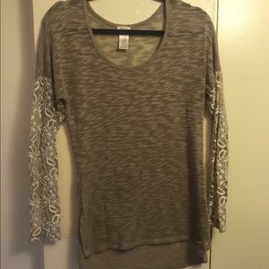 Beige colored thin sweater with cream lace sleeves