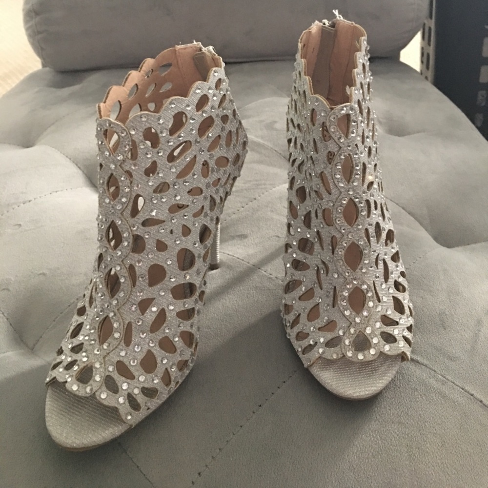 ‼️Size 8 silver bootie style heels‼️