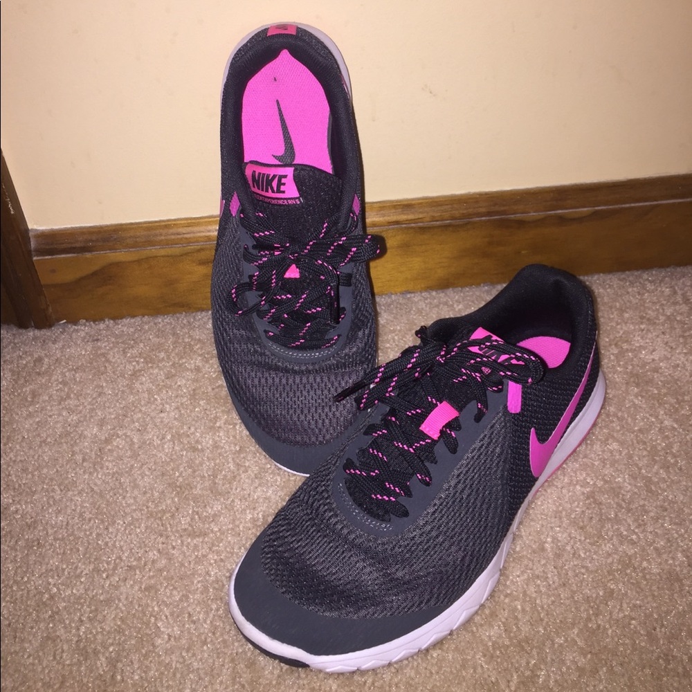 Nike women's tennis shoes