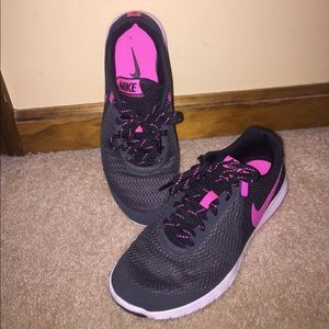 Nike women's tennis shoes