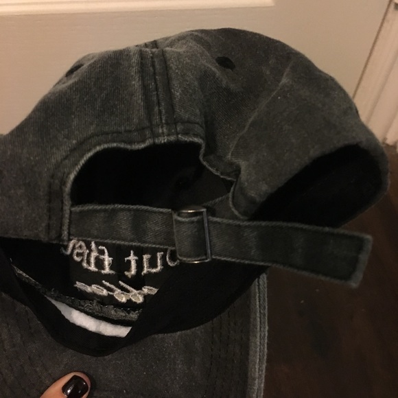 2 Stylish Baseball Hats - Picture 3 of 7