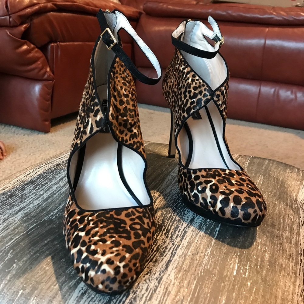 Leopard print pumps