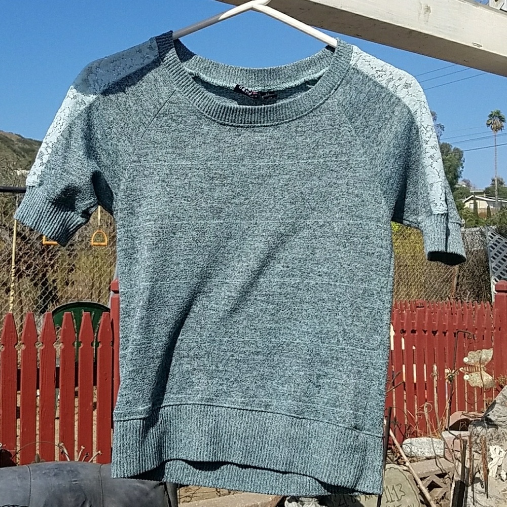 Half sleeve light sweater with lace