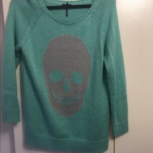 Mint sweater with a gray skull on the front