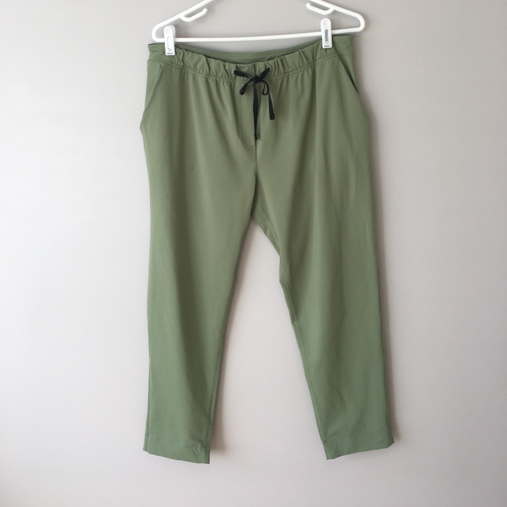 Lululemon green jet crop