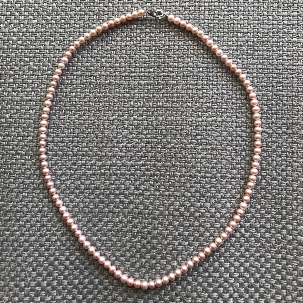 Short pearl necklace in light pink