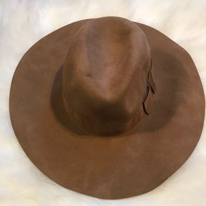 Women’s wide brim fedora hat.// One Size (OS).