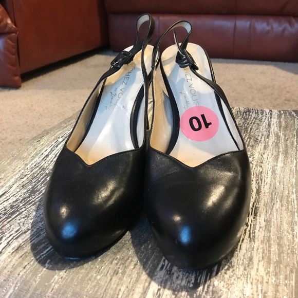 Italian black pumps runs small more so size 9 - Picture 1 of 4