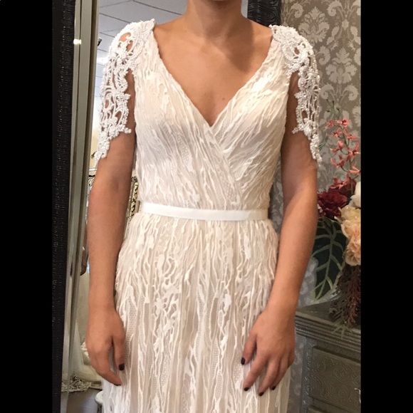 Never worn one of a kind bridal gown - Picture 1 of 8