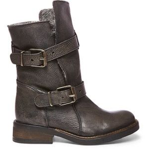 STEVE MADDEN CAVEAT LEATHER BUCKLE FUR LINES BOOT