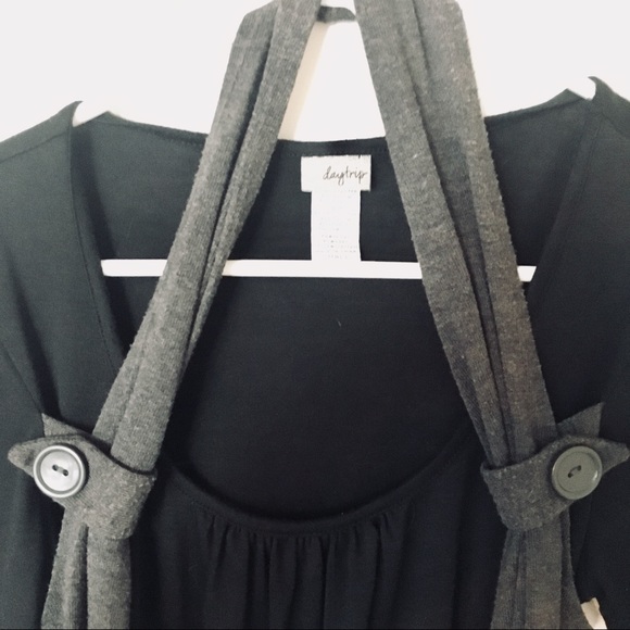 Daytrip Black top with grey scarf and bow in back - Picture 2 of 4