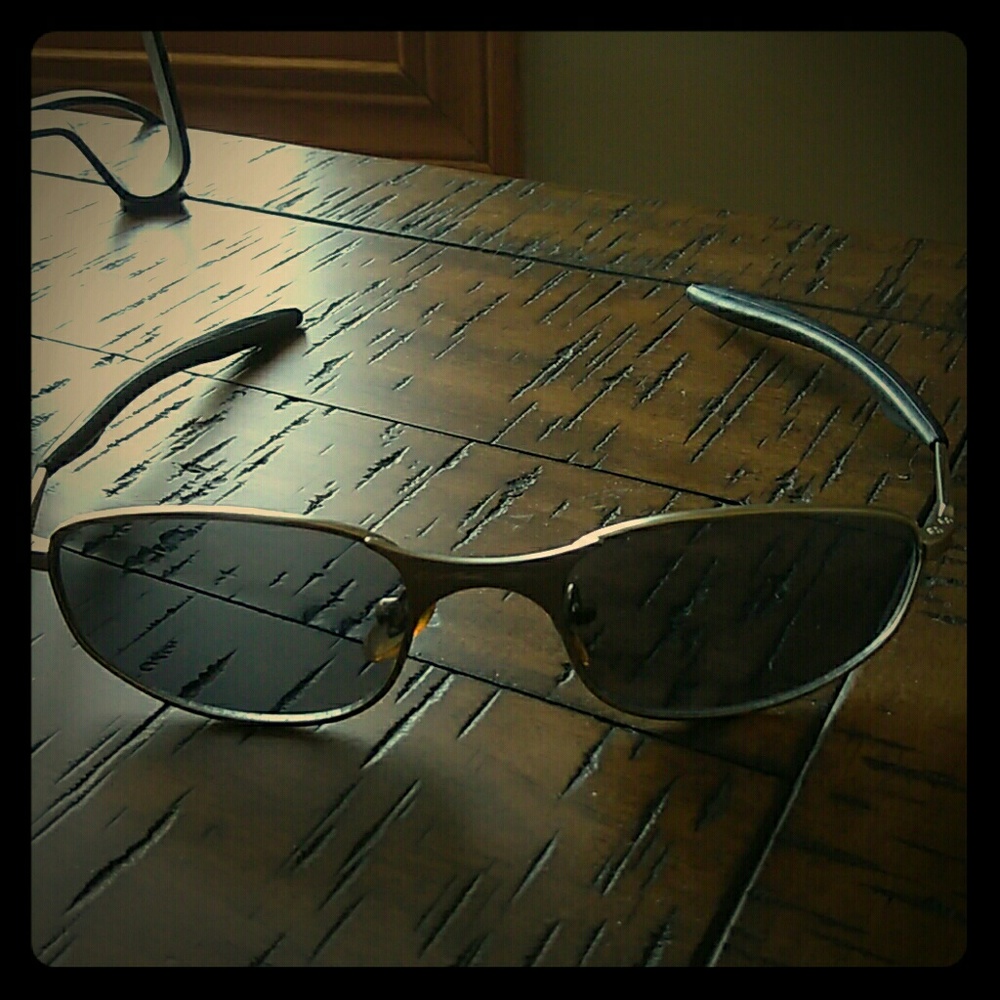 OAKLEY SUNGLASSES!!  😎💕 GOOD CONDITION!