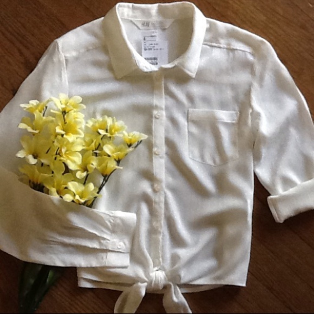 ✨Adorable H&M Cream Tie Front Blouse✨NWT✨