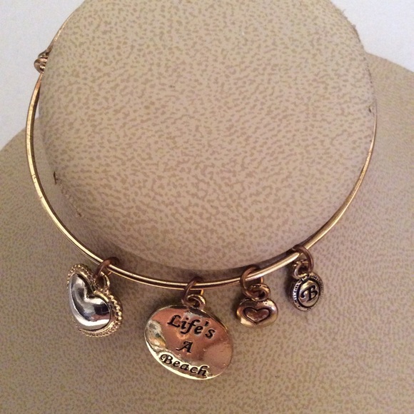 🌺LIFE’S A BEACH BRACELET WITH CHARMS. HEARTS ❤️ - Picture 4 of 5