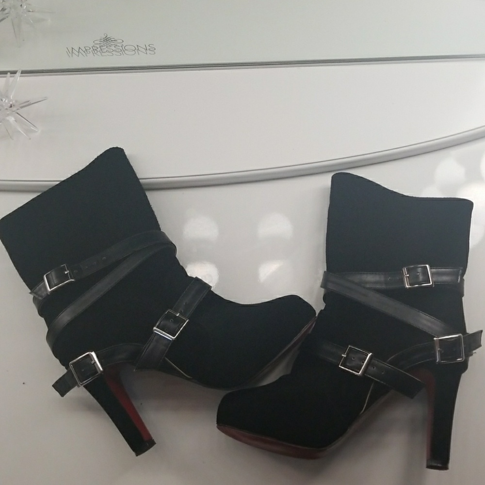 Super cute booties size 10 also can fit 9.5