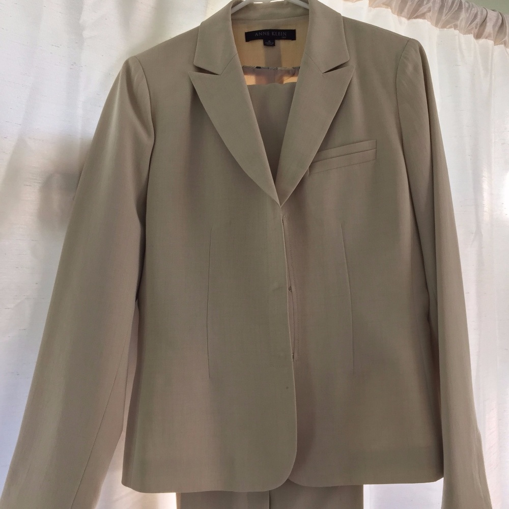 Taupe pants suit