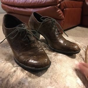 Worn oxford style block heel