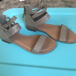 Daisy Fuentes tan leather sandals