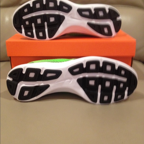 NWT men's Nike shoes - Picture 6 of 8