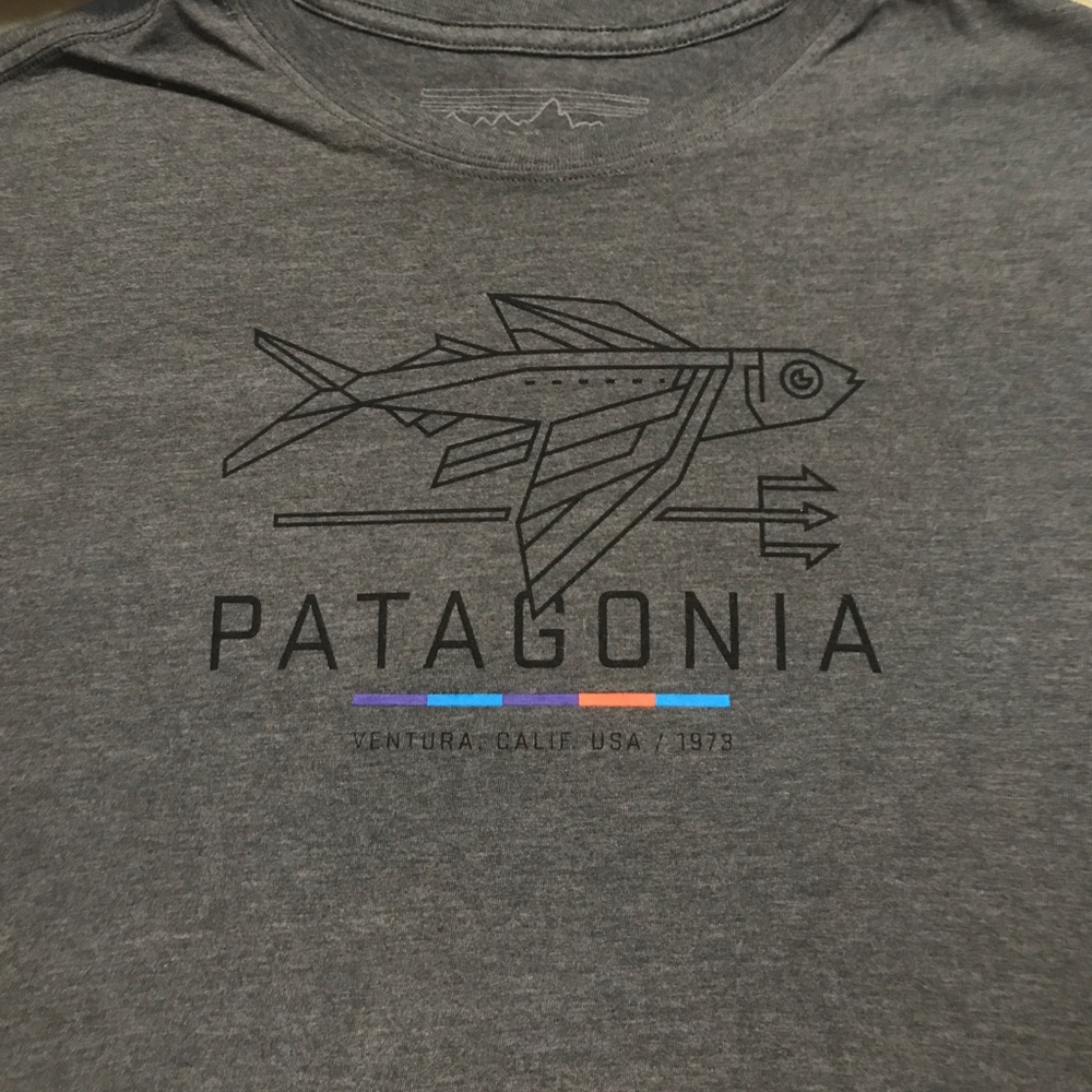 ***Must Go**** Patagonia T-Shirt Large Slim Fit