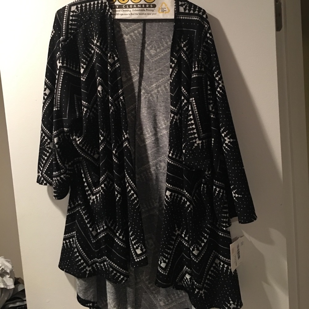 NWT Unicorn Lularoe BLACK and white Lindsay