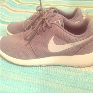 Nike Roshe 1- women’s size 9- EUC