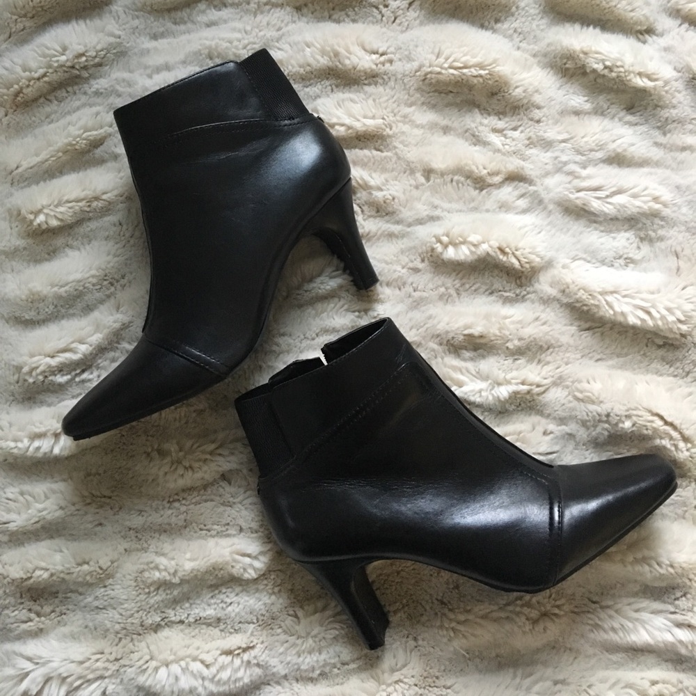 Bandolino black leather booties