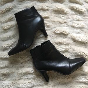 Bandolino black leather booties