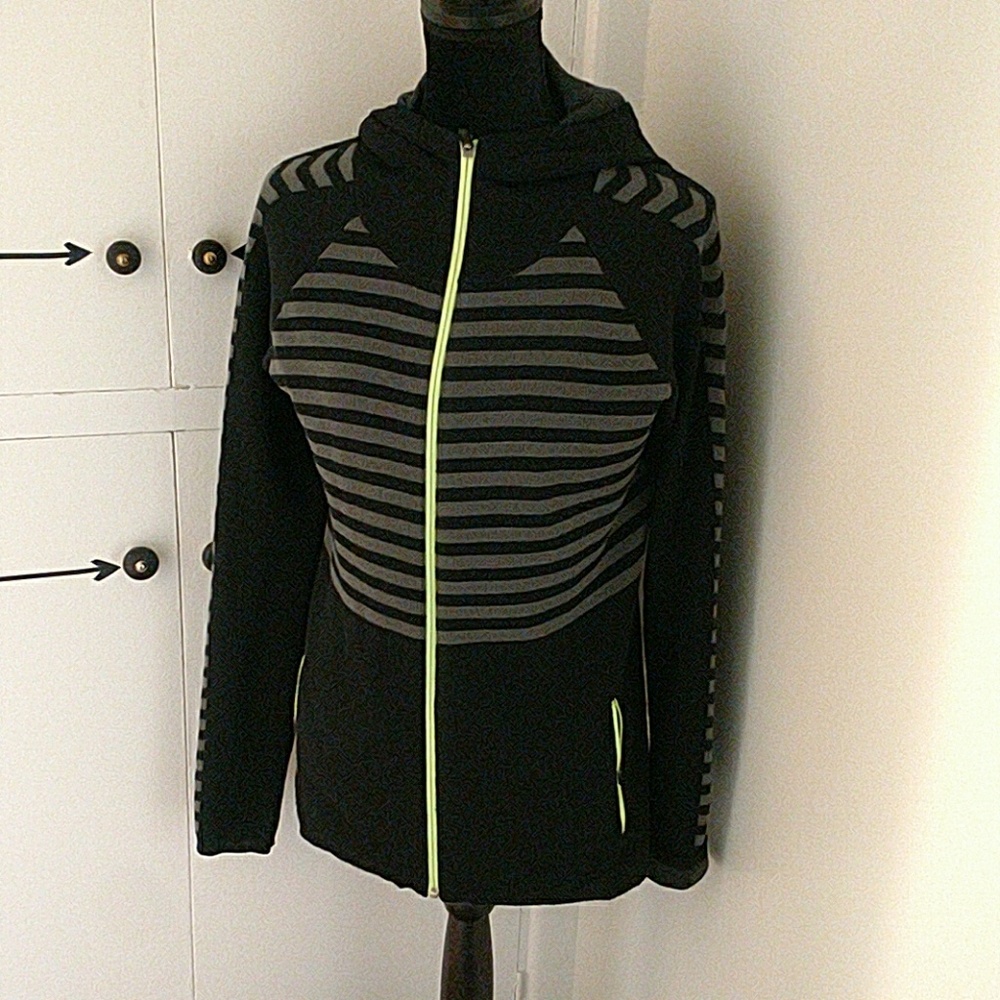 Title nine cardigan black arrow design ski zip