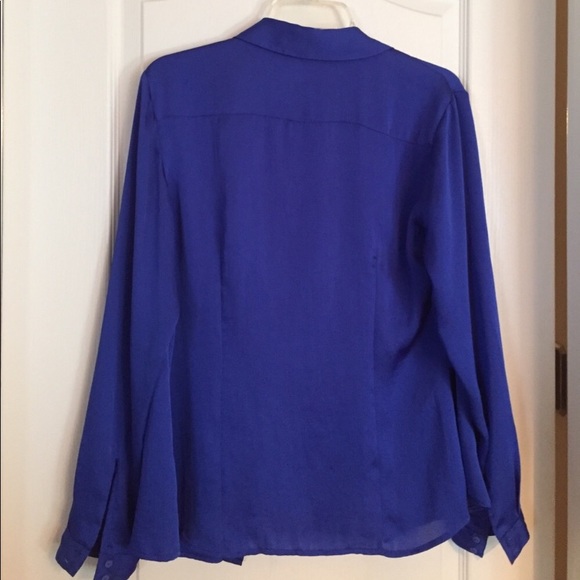 Blue silk button down blouse - Picture 2 of 3