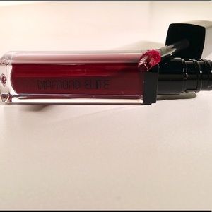 Liquid Matte Lipstick—> Color: ‘Queen’