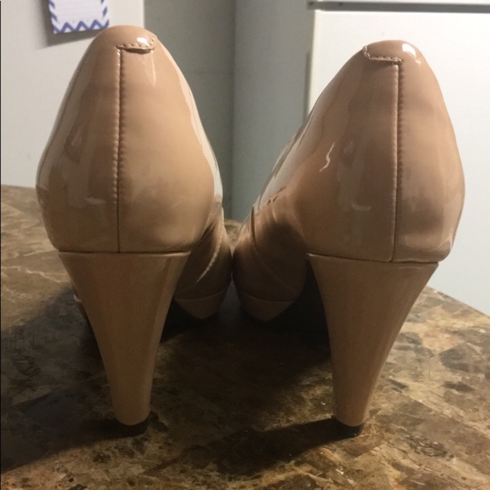 Clarks Nude Pumps