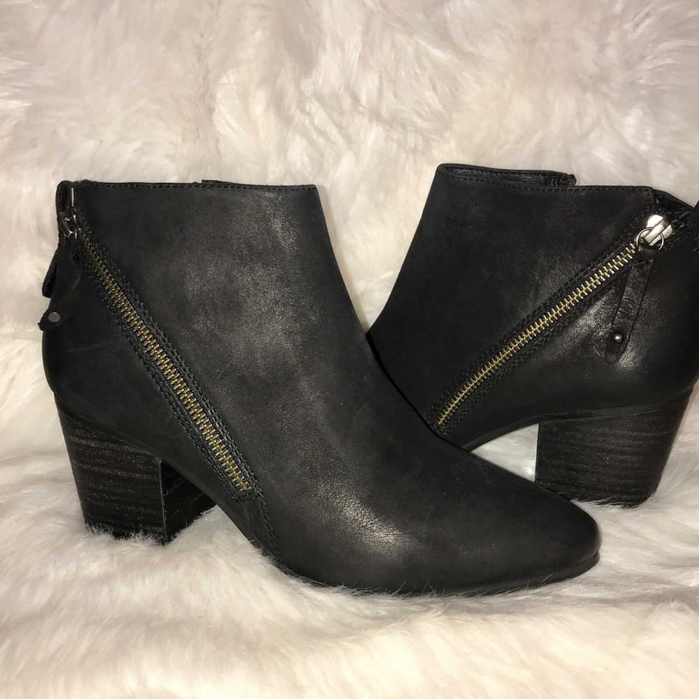 STEVE MADDEN NWT BLACK LEATHER ZIP BOOTIES